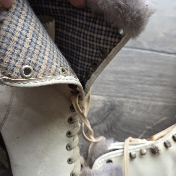 Women's Cream Lace-Up Faux Fur Trimmed Ice Skates - Picture 3 of 3